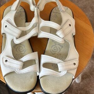 Women's Propet White Sandals. Size 9.